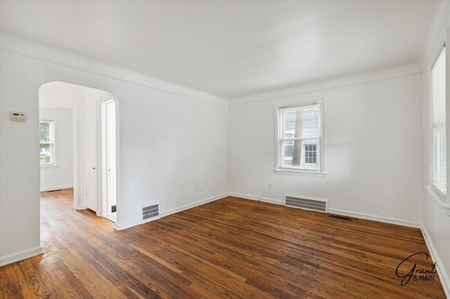 Building Photo - $1,200/month - 2 Bed 1 Bath in Harper Woods