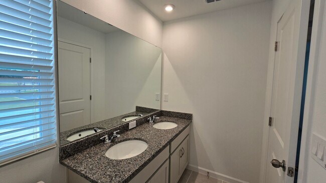 Building Photo - Brand-New Apopka 4Bed/2.5 Bath Townhome Avail for Rent! Be The first to Live Here!