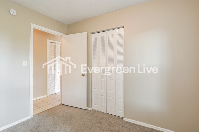 Building Photo - 7807 Knoll Dr N