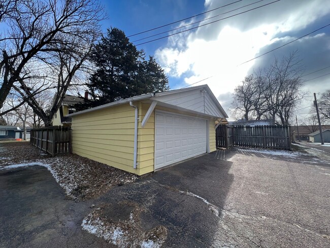 Building Photo - 3 Bed 2 Bath Home with Large Yard and 2-Ca...