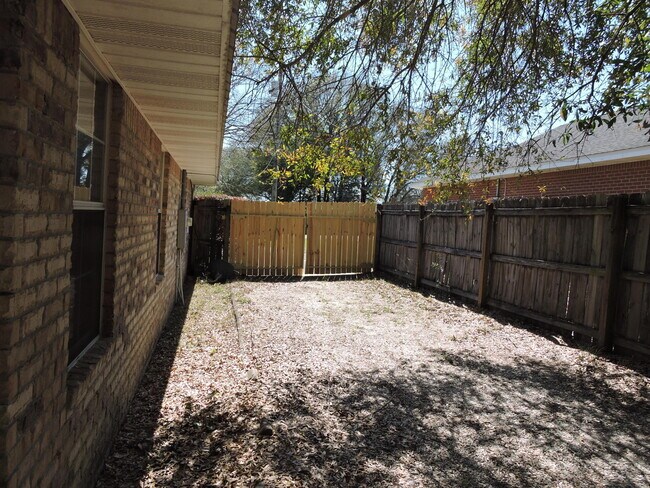 Building Photo - 328 Riverchase Blvd