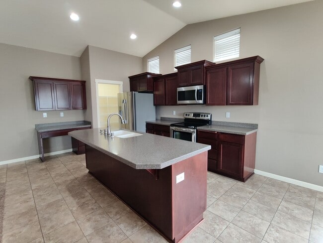 Building Photo - Great West Richland Location