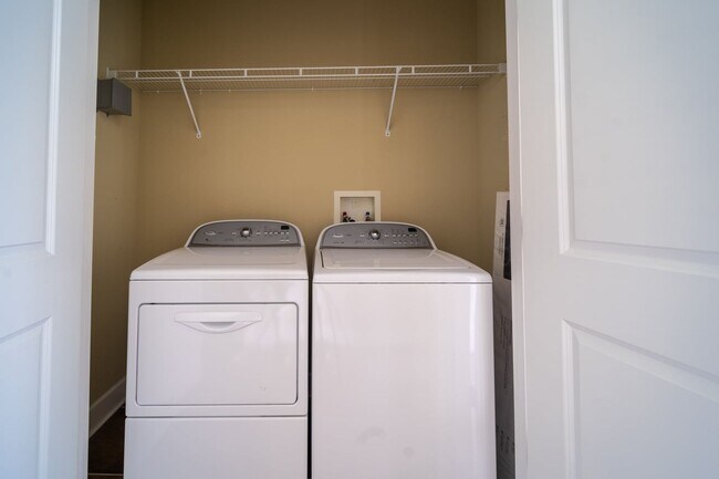 Building Photo - Lakefront Condo for Rent | 2 Bed, 2 Bath |...