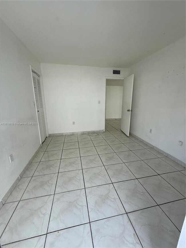 Building Photo - 750 NW 43rd Ave