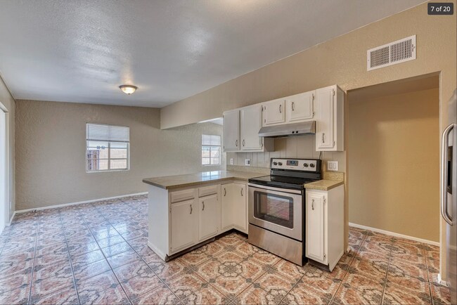 Building Photo - 2430 W Glenrosa Ave