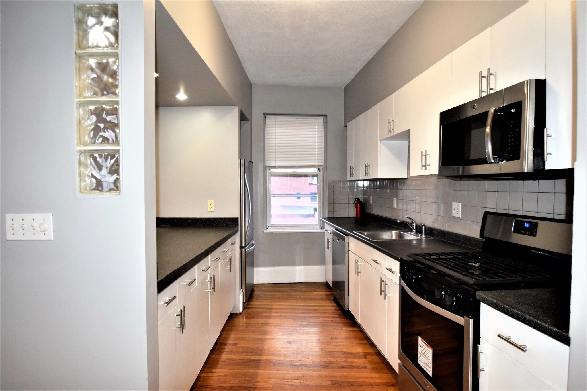 Building Photo - 18 Glenville Ave