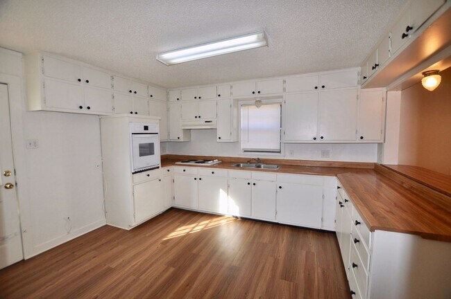 Building Photo - FOR LEASE! 1 BR - 1 BA Frame Home in Weatherford with Large Fenced Backyard