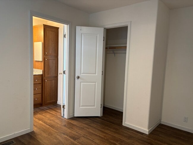 Building Photo - Terrific detached 2/2 Unit with full Priva...