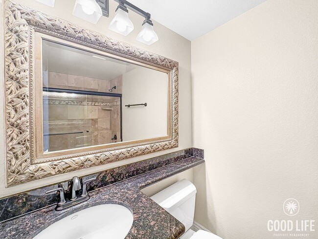 Building Photo - Amazing 2BD/2.5BA condo w/ washer/dryer & ...