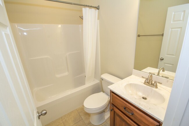 Building Photo - Home in Athens City! *HANDICAP ACCESSIBLE*