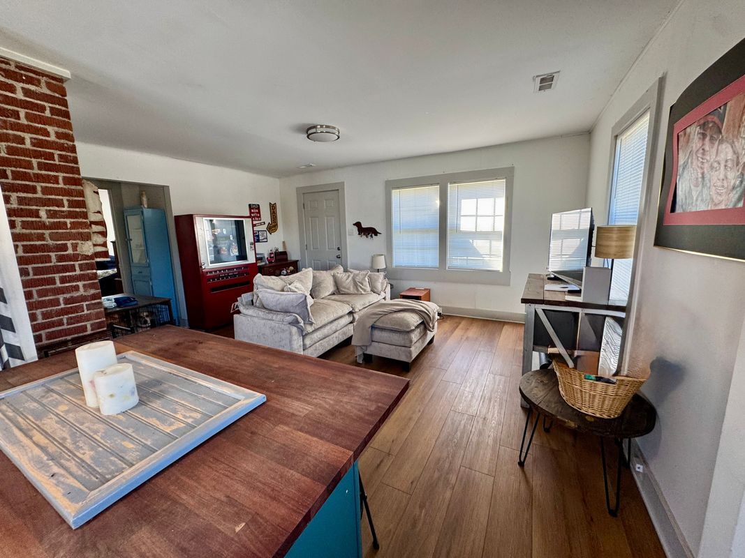 Building Photo - 194 E Pine St