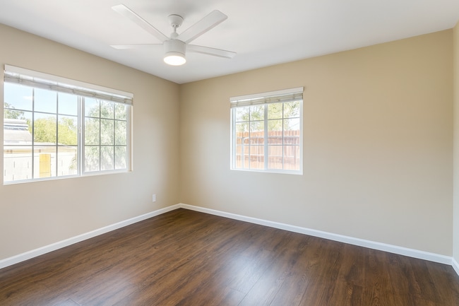 Building Photo - 7 Bed 3 Bath House on Tipton- Great for Big Groups!!