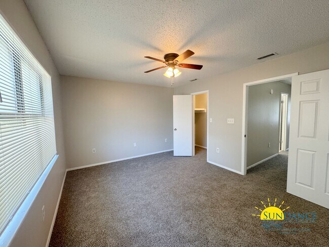Building Photo - Newly Renovated 2BR/1.5BA Townhouse in For...