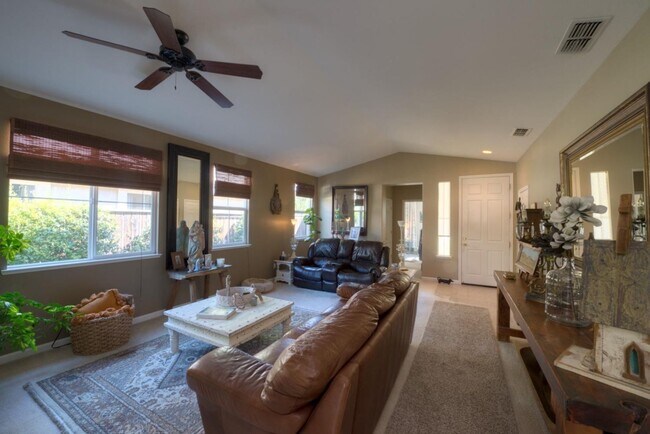 Building Photo - Amazing Large 3 Bedroom 2 Bathroom Home for Lease in Patterson