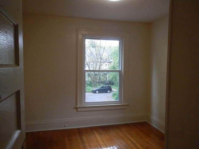 Building Photo - AVAILABLE 6/1/26 - Large House Available O...