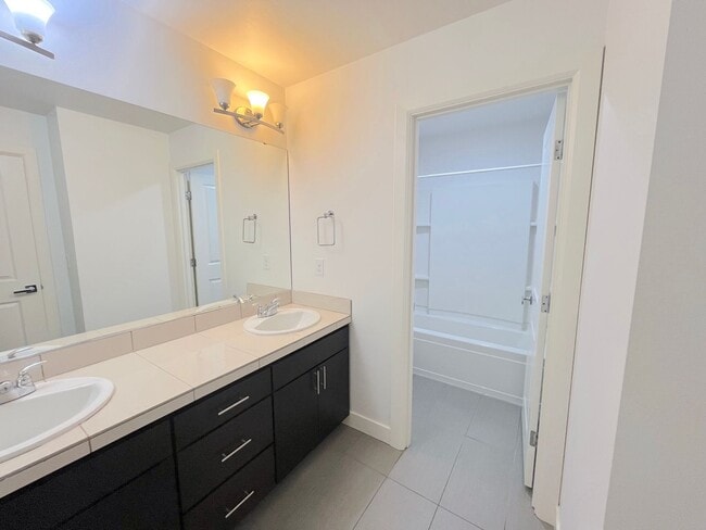 Building Photo - Spacious 4-Bedroom/3.5-Bathroom Townhome i...