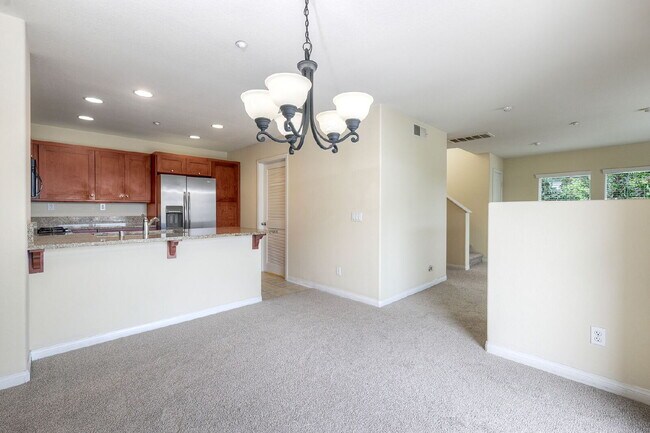 Building Photo - Spacious 2BR/2.5BA Townhome in the desirab...
