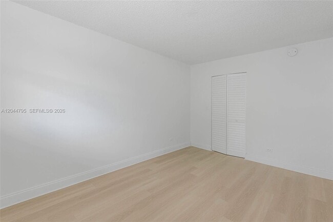 Building Photo - 445 NE 195th St