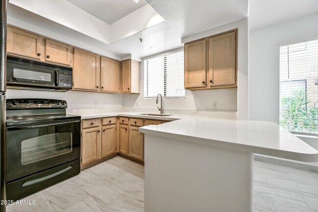 Building Photo - 4925 E Desert Cove Ave