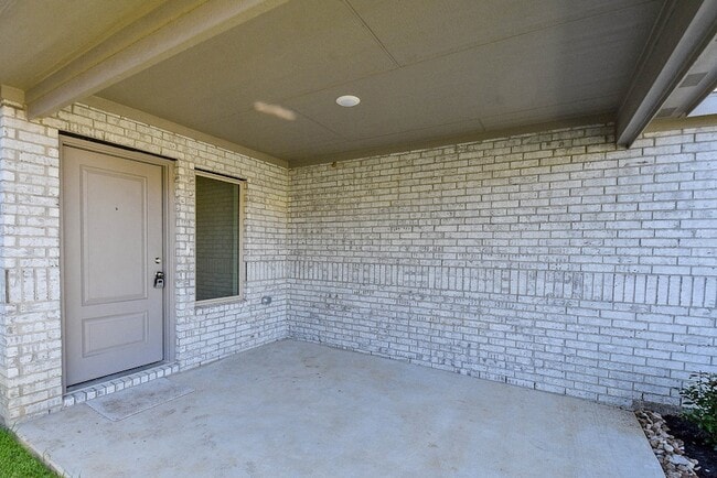Building Photo - 1542 San Sebastien Dr
