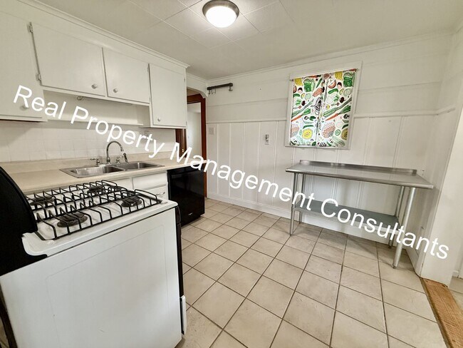 Building Photo - Quaint Home with Lots of Space