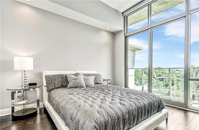 Building Photo - 905 Juniper St NE