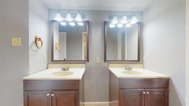 Building Photo - 12618 Misty Valley Dr