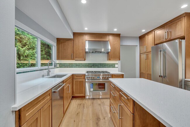 Building Photo - 4bed/2.25bath Stunning Remodeled Home on Expansive Wooded Lot in Woodinville
