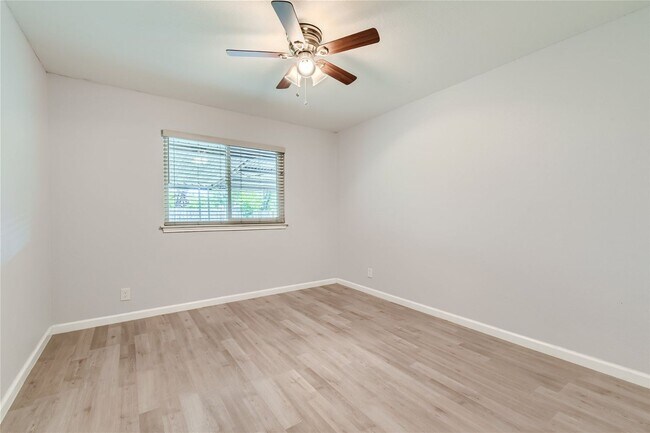 Building Photo - Stunning 4 bedroom for rent, mature trees,...