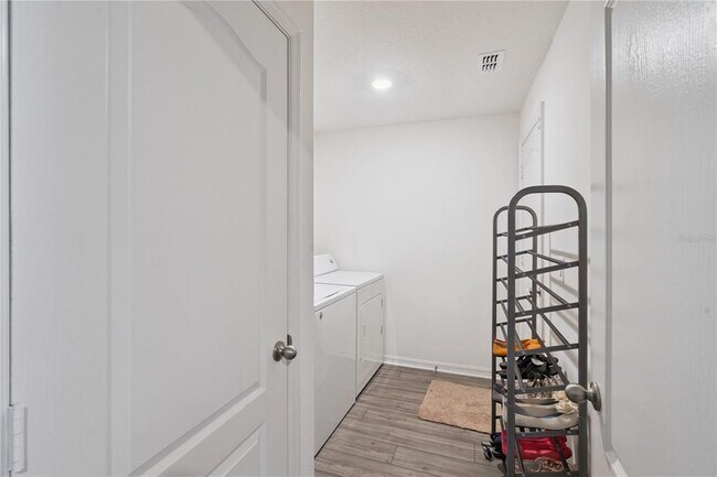 Building Photo - 12965 Del Lago Dr