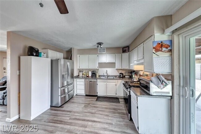 Building Photo - 861 E Hacienda Ave