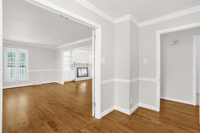 Building Photo - Classic Country Club Elegance