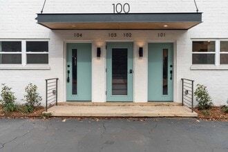 Building Photo - Newly renovated luxury apartment in the he...