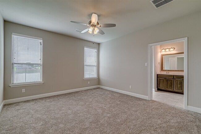 Building Photo - 327 Sweetspire Dr