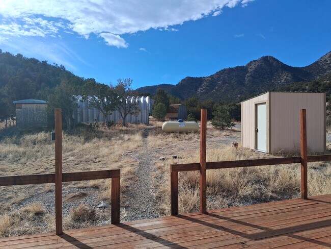 Building Photo - 1901 Meadowdale Ln