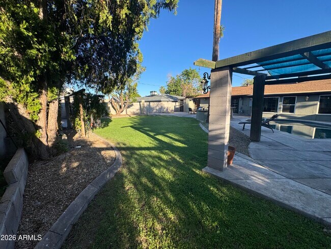 Building Photo - 4613 E Vernon Ave