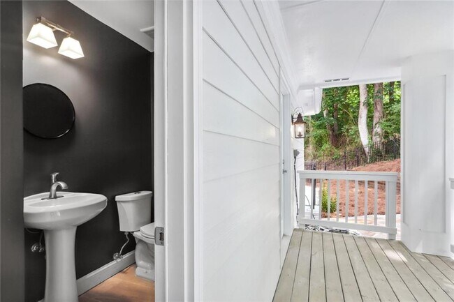 Building Photo - 210 Aerie Ct