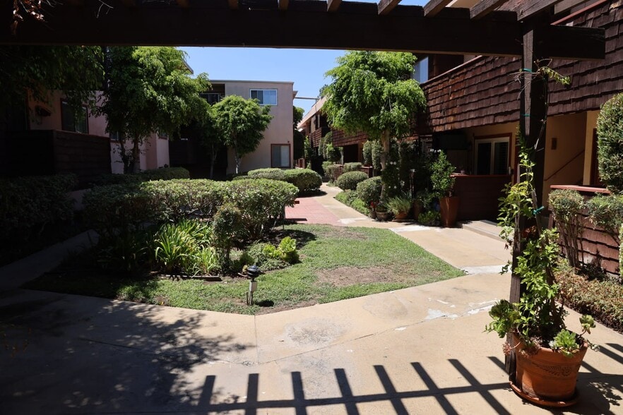 Building Photo - 5403 Newcastle Ave