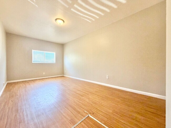 Building Photo - Bright and Spacious Lakewood Duplex Available for Immediate Rental!!!