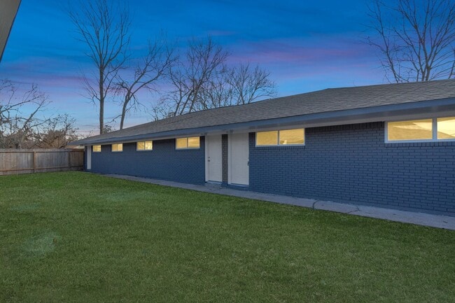 Building Photo - NICE 2 BEDROOM 1 BATH WITH 1600 SF