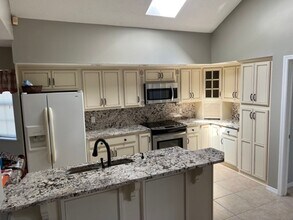 Building Photo - REDUCED North Shore 3B/2Bth