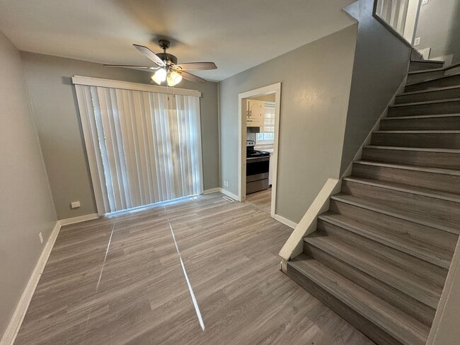 Building Photo - short term lease available