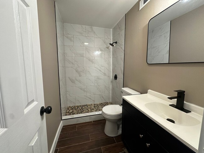 Building Photo - Welcome to this charming 3-bedroom, 2-bath...
