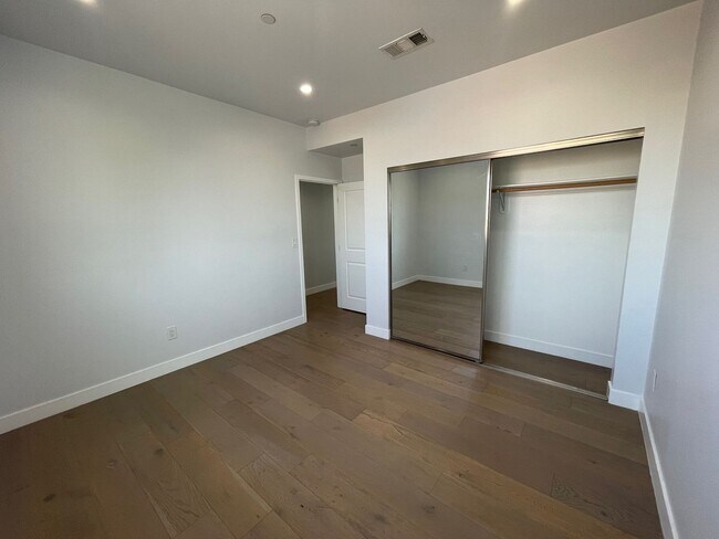 Building Photo - 2129