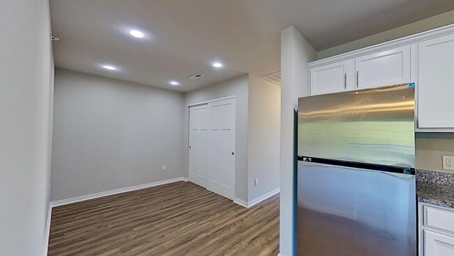 Building Photo - RENT SPECIAL: 1 month FREE! Condo Style Upper 3 Bedroom 2 Bathroom plus Den Apartment Available