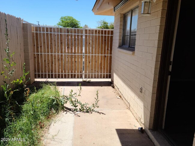 Building Photo - 1223 W University Dr