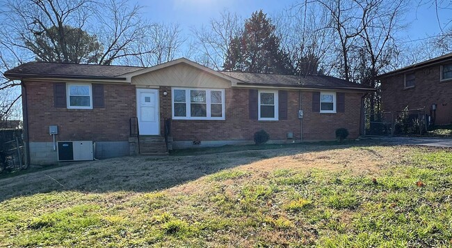 Building Photo - All Brick, 3 Bedroom Ranch in Hendersonvil...