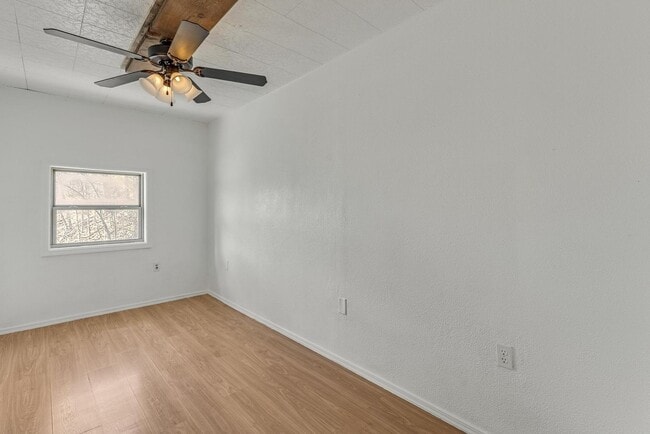 Building Photo - Lakeside Charm: Cozy 2-Bedroom Duplex in Rogers!