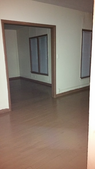 Building Photo - 775 E Vineyard Ave