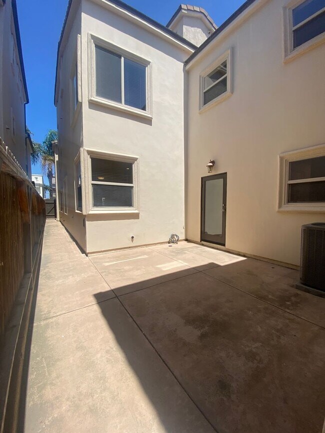 Building Photo - 318 9th St